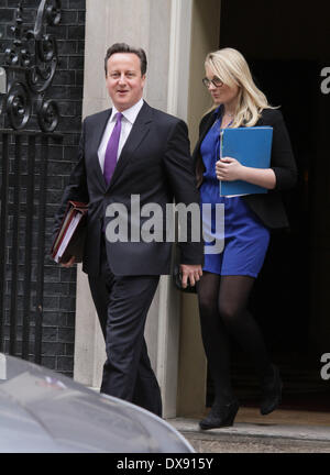London, UK. 19. März 2014.  Premierminister David Cameron ist alles Lächeln nach dem Verlassen der Kabinettssitzung am Nummer 10 Downing Street vor dem Kanzler des Finanzministeriums, George Osborne liefert seiner Haushaltsrede im House Of Commons. Spezielle Berater Meg Powell-Chandler steht hinter ihm. Bild: Paul Marriott Fotografie/Alamy Live-Nachrichten Stockfoto