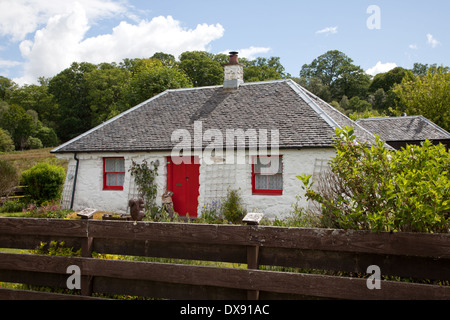 Weiß getünchtes Crofters Cottage am Ufer des Loch Eil an Blaich in der Nähe von Fort William in den westlichen Highlands von Schottland Stockfoto