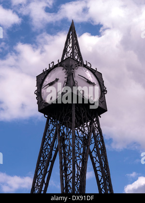 Millennium Stadt Turmuhr gegen blauen Himmel, Fiveways, Royal Tunbridge Wells, Kent, England, UK Stockfoto