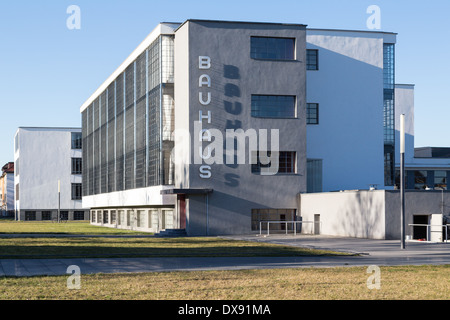 Restaurierte Bauhausgebäude Wahrzeichen, ehemaligen Wohnhaus der Schule, die moderne, in Dessau, Deutschland im März 2014 gegründet. Stockfoto