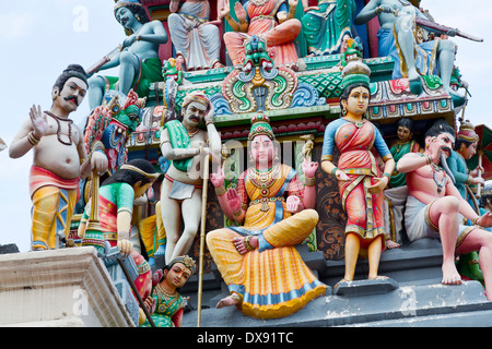 Skulpturen auf dem Gopuram Sri Mariamman Tempel in Singapur Stockfoto