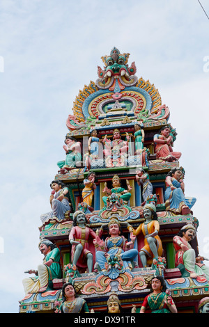 Skulpturen auf dem Gopuram Sri Mariamman Tempel in Singapur Stockfoto