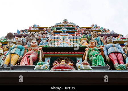 Skulpturen auf dem Gopuram Sri Mariamman Tempel in Singapur Stockfoto