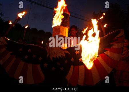 Dhaka, Bangladesch 20. März 2014: linke Studentengruppe, Bangladesh Satra Federation, sammelten sich am Shahbag in Dhaka, Protest gegen den Imperialismus Amerikas in Asien-Pazifik. Sie brannten ein Adler und eine Rakete Bildnis. US-Präsident Bill Clinton kam im Jahr 2000 nach Dhaka und unterschrieb er viele Verträge zwischen den USA und Bangladesch. Der Protest erhoben die Aufmerksamkeit der lokalen Polizei, da es mit dem Anti-Imperialismus Tag fiel. Bildnachweis: Pazifische Presse/Alamy Live-Nachrichten Stockfoto