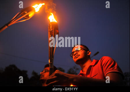 Dhaka, Bangladesch 20. März 2014: linke Studentengruppe, Bangladesh Satra Federation, sammelten sich am Shahbag in Dhaka, Protest gegen den Imperialismus Amerikas in Asien-Pazifik. Sie brannten ein Adler und eine Rakete Bildnis. US-Präsident Bill Clinton kam im Jahr 2000 nach Dhaka und unterschrieb er viele Verträge zwischen den USA und Bangladesch. Der Protest erhoben die Aufmerksamkeit der lokalen Polizei, da es mit dem Anti-Imperialismus Tag fiel. Bildnachweis: Pazifische Presse/Alamy Live-Nachrichten Stockfoto