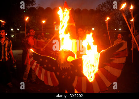 Dhaka, Bangladesch 20. März 2014: linke Studentengruppe, Bangladesh Satra Federation, sammelten sich am Shahbag in Dhaka, Protest gegen den Imperialismus Amerikas in Asien-Pazifik. Sie brannten ein Adler und eine Rakete Bildnis. US-Präsident Bill Clinton kam im Jahr 2000 nach Dhaka und unterschrieb er viele Verträge zwischen den USA und Bangladesch. Der Protest erhoben die Aufmerksamkeit der lokalen Polizei, da es mit dem Anti-Imperialismus Tag fiel. Bildnachweis: Pazifische Presse/Alamy Live-Nachrichten Stockfoto