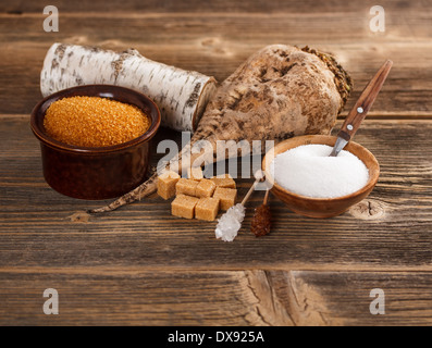 Weißer und brauner Zucker in die Schüssel auf eine Holzoberfläche Stockfoto