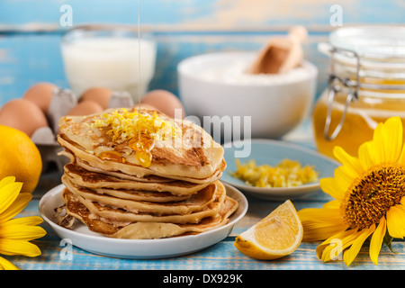 Honig in Strömen über einen Stapel von Pfannkuchen Stockfoto