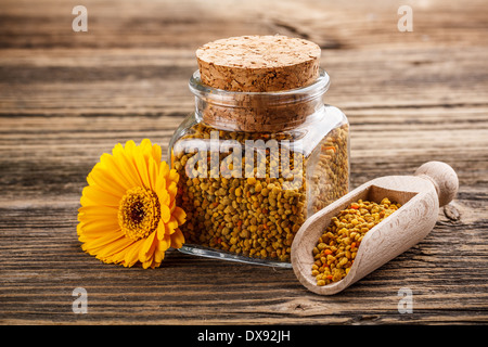 Blütenpollen in Glas und Löffel aus Holz Stockfoto