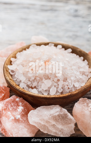 Rosa Himalaya-Salz in Holzschale Stockfoto