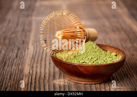 Matcha Tee in Keramikschale Stockfoto