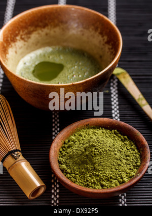 Matcha Tee in Keramikschale Stockfoto