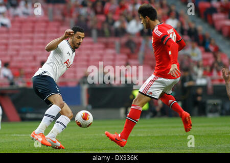 Benfica, Portfugal. 20. März 2014. Tottenham belgischen Mittelfeldspieler Nacer Chadli in Aktion mit Benficas portugiesischen Mittelfeldspieler Andre Gomes während der UEFA Europa League Runde von 16 Sekunden Bein Fußballspiel zwischen SL Benfica und Tottenham Hotspur im Luz Stadium in Lisboa. Bildnachweis: Filipe Amorim/NurPhoto/ZUMAPRESS.com/Alamy Live-Nachrichten Stockfoto