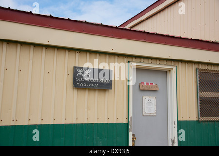 Kanada, Nunavut, Qikiqtaaluk, Cape Dorset. "Hauptstadt der Inuitkunst." Kinngait Arts Druckerei. Stockfoto