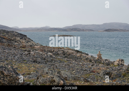 Kanada, Nunavut, Cape Dorset. Mallikjuag Territorial Park, archäologische Stätte von Dorset-Kultur. Inukshuk entlang der felsigen Küste. Stockfoto