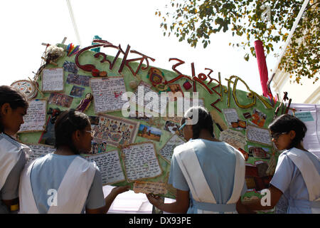 Dhaka, Bangladesch. 20. März 2014. Schüler der Schule feiert 7. Wand Magazin Festival 2014 in Dhaka. 7. Wand Magazin Festival 2014 wird zu gehalten am 20.-22. März 2014 an Bangla Akademie organisiert Dhaka Bangaldesh Deyal Potrika Porishod. (Foto von Zakir Hossain Chowdhury/NurPhoto) © Zakir Hossain Chowdhury/NurPhoto/ZUMAPRESS.com/Alamy Live-Nachrichten Stockfoto