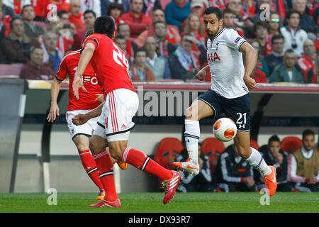 Benfica, Portfugal. 20. März 2014. Tottenham belgischen Mittelfeldspieler Nacer Chadli steuert der Ball während der UEFA Europa League Runde der 16 Sekunden Bein Fußballspiel zwischen SL Benfica und Tottenham Hotspur im Luz Stadium in Lisboa. Bildnachweis: Filipe Amorim/NurPhoto/ZUMAPRESS.com/Alamy Live-Nachrichten Stockfoto