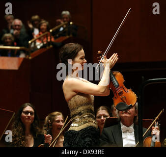 Frankfurt am Main, Deutschland. 20. März 2014. Der zweimalige Grammy-Gewinner amerikanische Geigerin Hilary Hahn in Zusammenarbeit mit HR-Sinfonieorchester in der alten Oper in Frankfurt, Deutschland, am 20. März 2014 führt. Bildnachweis: Luo Huanhuan/Xinhua/Alamy Live-Nachrichten Stockfoto