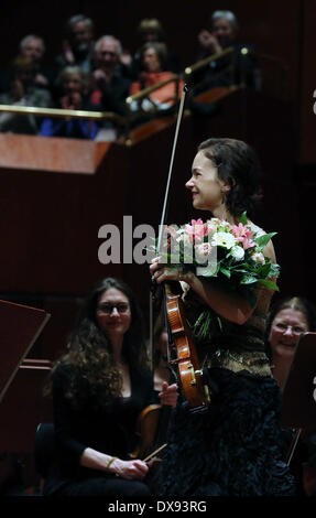 Frankfurt am Main, Deutschland. 20. März 2014. Der zweimalige Grammy-Gewinner amerikanische Geigerin Hilary Hahn in Zusammenarbeit mit HR-Sinfonieorchester in der alten Oper in Frankfurt, Deutschland, am 20. März 2014 führt. Bildnachweis: Luo Huanhuan/Xinhua/Alamy Live-Nachrichten Stockfoto