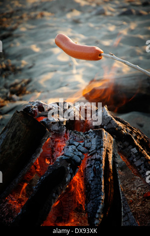 Hot Dog, der am Lagerfeuer am Strand in Santa Cruz, Kalifornien, an der Monterey Bay röstet. Stockfoto