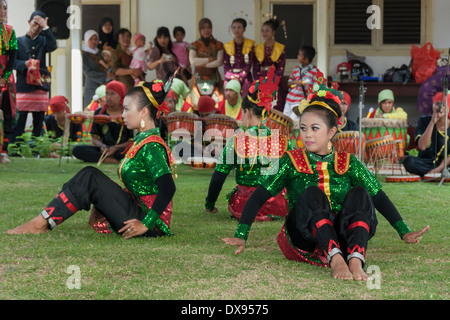 Tanz-Performance, Sukarno Haus, Bengkulu, südwestlich von Sumatra, Indonesien Stockfoto