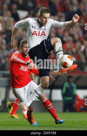 Benfica, Portfugal. 20. März 2014. Tottenham Insel Mittelfeldspieler Gylfi Sigurdsson steuert den Ball während der UEFA Europa League Runde der 16 zweite Bein-Fußballspiel zwischen SL Benfica und Tottenham Hotspur im Luz Stadium in Lisboa. Bildnachweis: Filipe Amorim/NurPhoto/ZUMAPRESS.com/Alamy Live-Nachrichten Stockfoto