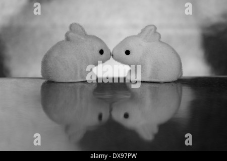 Ostern Themenentwurf, niedliche kleine Ostern Spielzeug. Mit Blick auf Seite, küssen, Kuss Hase Hasen. Stockfoto