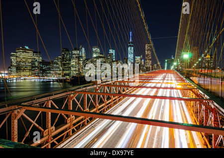 Licht Wege über die Brooklyn Bridge mit der Skyline von Manhattan als Kulisse Stockfoto