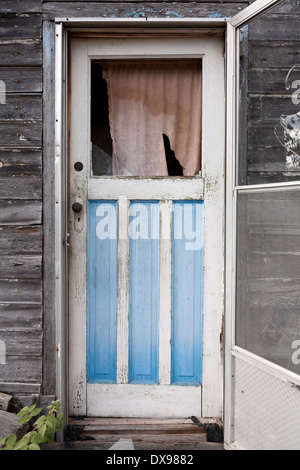 Eine äußere verwitterte Holztür außerhalb ein verlassenes Haus in der Parry Sound Bezirk Nord-Ontario, Kanada. Stockfoto