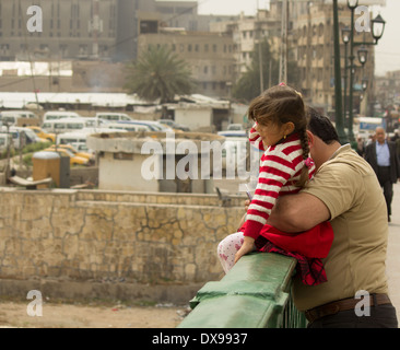 Ein Vater mit seinem Kind auf der Brücke der Märtyrer in Bagdad Stockfoto