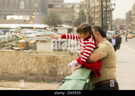 Bagdad, Irak – 19. März 2014: Ein Vater mit seinem Kind auf der Brücke der Märtyrer in Bagdad, Bagdad Stadt haben mehr 6 wichtigsten br Stockfoto