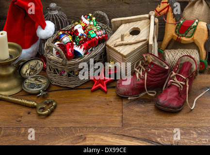 Vintage nostalgische Weihnachtsdekoration Spielzeug über hölzerne Hintergrund Stockfoto