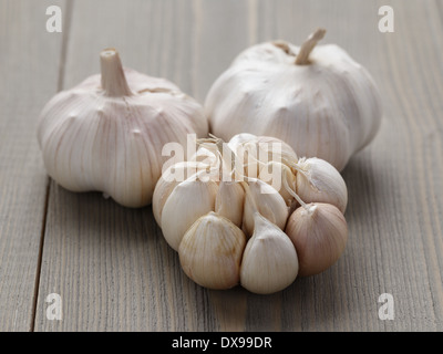 Knoblauch ganz auf Holztisch, rustikalen Stil Stockfoto