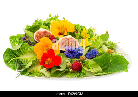 frischer grüner Salat mit Blüten und Früchten der Fig isoliert auf weißem Hintergrund. gesunde Ernährung Stockfoto