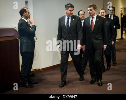 Brüssel, Bxl, Belgien. 20. März 2014. (L-R) Kroatische Premierminister Zoran Milanovic, französische Präsident Francois Hollande, Estland Premierminister Andrus Ansipm, der irische Premierminister Enda Kenny und spanischen Ministerpräsidenten Mariano Rajoy ankommen während ein Familienfoto zu Beginn des Frühlings Europa-Chef von Staaten Gipfel im EU-Rat-Hauptsitz in Brüssel, Belgien am 20.03.2014. Bildnachweis: ZUMA Press, Inc./Alamy Live-Nachrichten Stockfoto