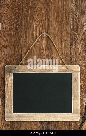 Vintage Tafel hängen an Holzwänden als Hintergrund für Ihren text Stockfoto