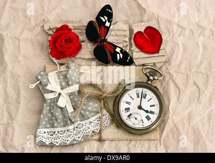 alte Liebe Postkarten und Vintage Uhr, rote rose Blume, Valentine Herz und Schmetterling. nostalgische Romantik Hintergrund Stockfoto