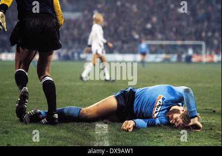 Fußball, Bundesliga, 1979/1980, Ruhrstadion, VfL Bochum gegen Eintracht Frankfurt 1:0, Szene des Spiels, Lothar Woelk (VfL) verletzt auf Grund Stockfoto