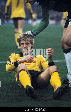 Fußball, Bundesliga, 1979/1980, Wedau Stadion, MSV Duisburg vs. Borussia Dortmund 1:0, Szene des Spiels, Herbert Hein (BVB) auf Grund gelaufen Stockfoto