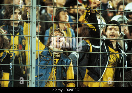 Fußball, Bundesliga, 1979/1980, Wedau Stadion, MSV Duisburg vs. Borussia Dortmund 1:0, Jugendliche Fussballfans Hinter Einem Gitterzaun Feuern Den BVB ein Stockfoto