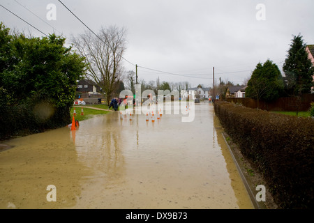 Überfluteten Dorf der Kirchturm Bumpstead in Essex heute nach Starkregen über Nacht Pic George Impey Stockfoto