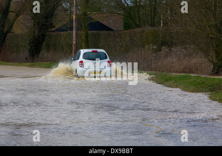 Ein Auto kämpft sich durch Überschwemmungen Wasser in Castle Lager Cambridgeshire heute nach Starkregen über Nacht Stockfoto