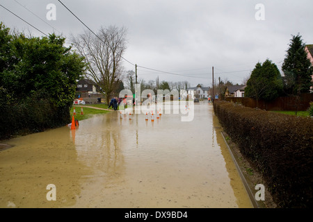 Überfluteten Dorfstraße in Steeple Bumpstead Essex heute nach der schweren Nacht regen 02.07.2014 Pic George Impey Stockfoto