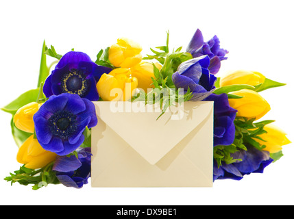 bunte Blumen-Bouquet mit Geschenkkarte. gelbe Tulpen und blaue Anemone auf weißem Hintergrund Stockfoto