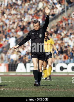 Fußball, Bundesliga, 1979/1980, Parkstadion, FC Schalke 04 gegen Borussia Dortmund 2:2, Szene des Spiels, Schiedsrichter Gerd Hennig Stockfoto