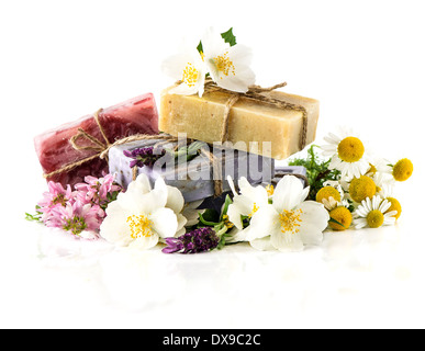 Seifenstücke mit frischem Lavendel, Jasmin, Klee und Kamille Blumen isoliert auf weißem Hintergrund Stockfoto