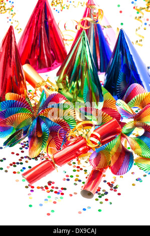 Bunte Dekoration mit Girlanden, Konfetti, Partyhüte, Streamer und Cracker. festlichen Hintergrund Stockfoto