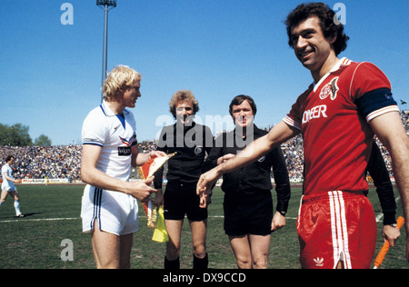 Fußball, DFB-Pokal 1979/1980, Halbfinale, Parkstadion, FC Schalke 04 vs. 1. FC Köln 0:2, herzlich willkommen, team-Leiter Rolf Ruessmann (S04) links und Bernhard Cullmann (Köln), hinter Wolf-Dieter Ahlenfelder Schiedsrichter und Assistenten Stockfoto