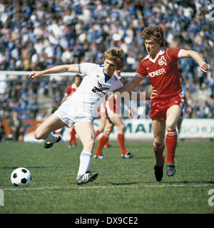 Fußball, DFB-Pokal 1979/1980, Halbfinale, Parkstadion, FC Schalke 04 vs. 1. FC Köln 0:2, Szene des Spiels, Norbert Elgert (S04) links und Tony Woodcock (Köln) Stockfoto