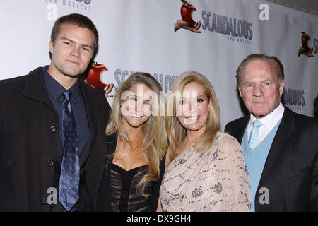 Cody Gifford, Cassidy Erin Gifford, Kathie Lee Gifford und Frank Gifford bei der Premiere von "Skandalös das Musical" an der Nei Stockfoto